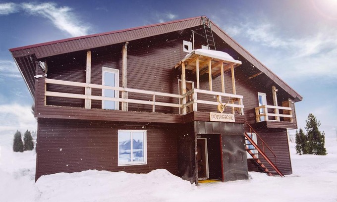 Sheregesh House | Discover Comfort at Domvgeshe with Hot Tub & Breakfast
