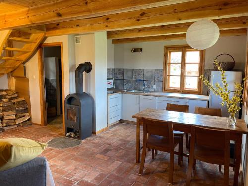 Faszcze House | Unforgettable Domy w Lipowie Stay with Hot Tub & Fireplace