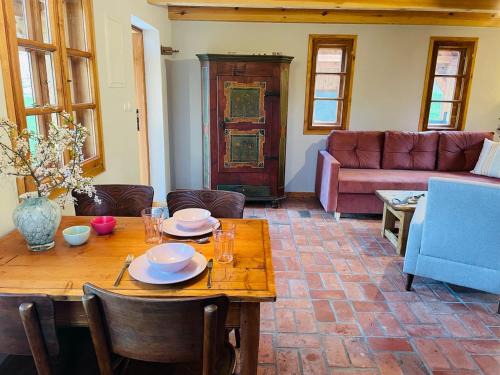 Faszcze House | Relax in Pet-Friendly Domy w Lipowie - Różowy Retreat