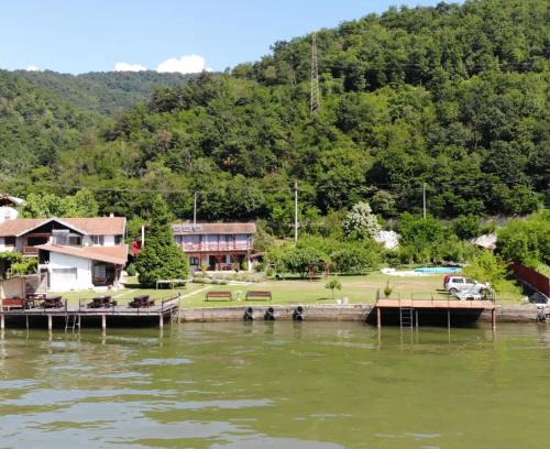 Eselnita Cabin | Discover Don Bosco: Family-Friendly Retreat with Ocean Views