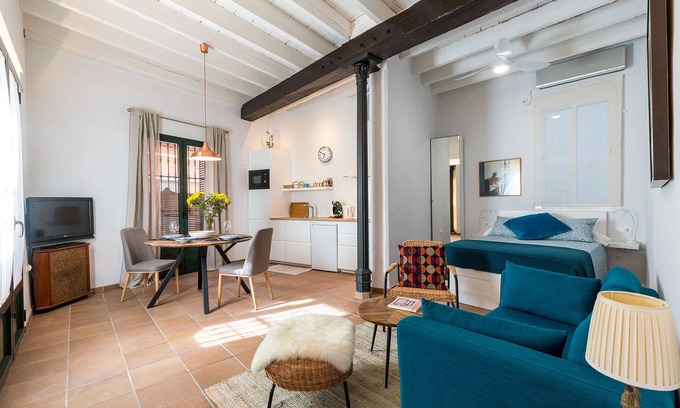 Encarnacion-Regina Apartment | Don Pedro Niño: Centrally Located Studio with Spa & Breakfast