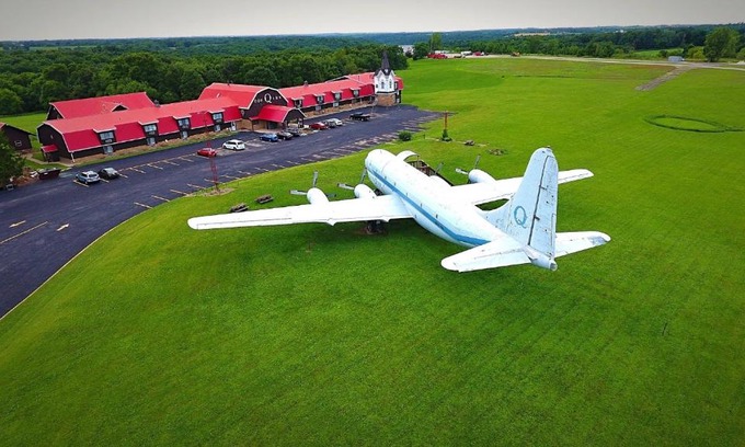 Dodgeville Hotel | Relax at Don Q Inn: Family-Friendly with Pool & Hot Tub
