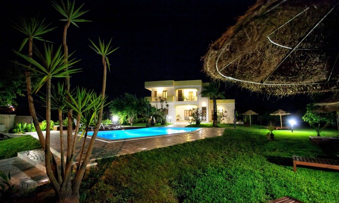 Uggiano la Chiesa Bed & Breakfast | Relaxing Getaway at B&B Aia Grande with Oceanfront Pool