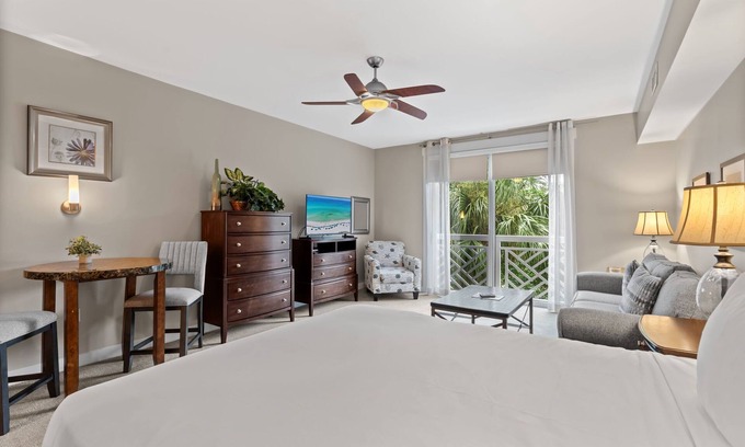 Baytowne Wharf Condo | Don't Miss this one!Bahia Studio/Pool View/Walk to Village/Pool/Tram to Beach