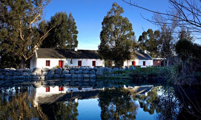 Kaikoura Hotel | Relax at Donegal House: Family-Friendly with Hot Tub Access