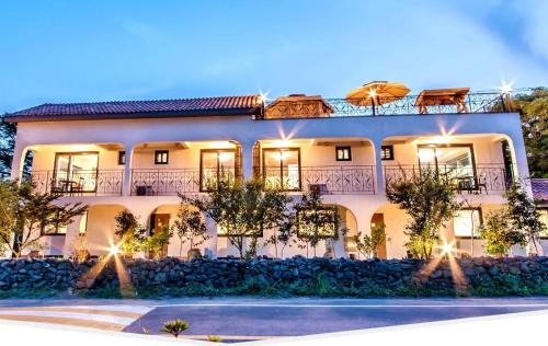 Jocheon House | Family-Friendly Dongbackdongsan Pension with Kitchen Access