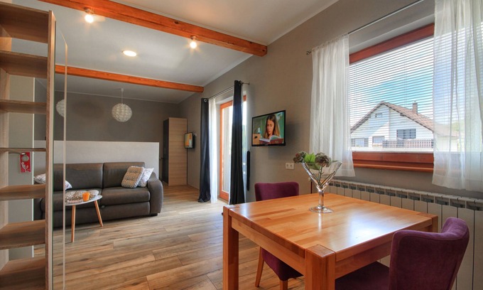 Grabovac Apartment | Donna Plitvice Lakes: Scenic Studio with Balcony & Hot Tub