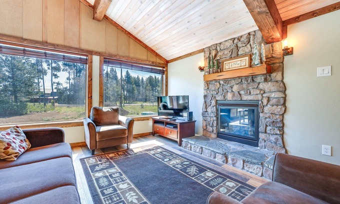 Donnelly Cabin | Cozy Donnelly Cabin with Fire Pit - 9.6/10 Guest Rated!