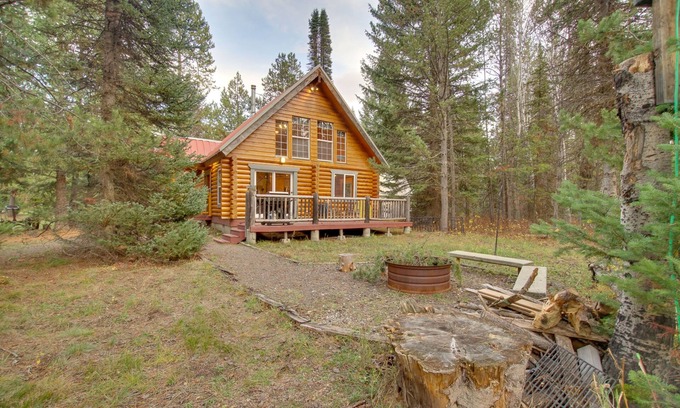 Wagon Wheel Cabin | Cozy Donnelly Cabin: Private Deck Near Lake Cascade
