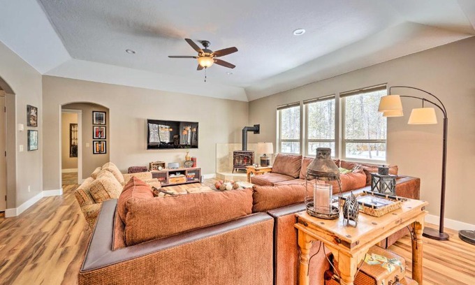 Fir Grove Estates House | Top-Rated Donnelly Vacation Rental Near Lake Cascade!