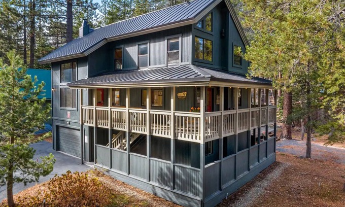 Donner Lake Woods House | Cozy Donner Lake Retreat: Steps from Beach & Family Friendly