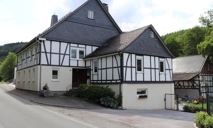 Lochtrop House | Donner vacation farm (280m²/up to 19 people) with barn/garden/playground