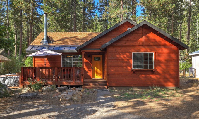 Truckee Cabin | Donner Bliss: Pet-Friendly Retreat with Hot Tub & Fire Pit