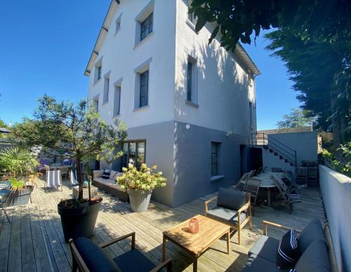 Donville-les-Bains Villa | Relaxing Donvillaise Retreat: Jacuzzi & Steps to the Beach