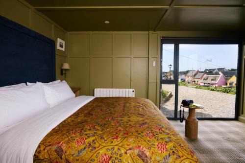 Doolin Hotel | Welcoming Doolin Inn: Oceanfront Stay with Top Amenities