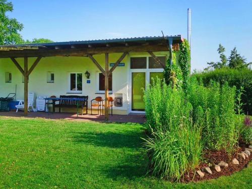 Muritz House | Cozy Semi-Detached House at Flacher See, Klocksin