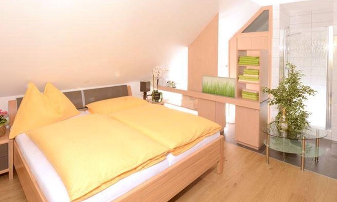 Falkenburg Apartment | Doppelzimmer "lindentraum" - Urlaub im Stall