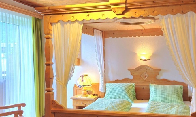 Reith im Alpbachtal Apartment | Cozy Doppelzimmer Himmelbett at Neubauhof - Pet Friendly Stay