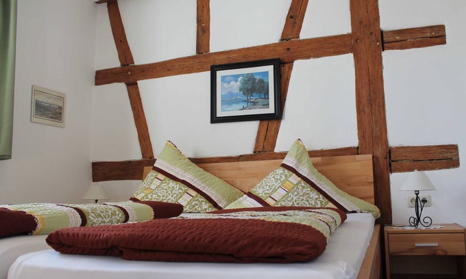 Bad Windsheim Cottage | Cozy Doppelzimmer at Pension Pastoriushaus: Pet-Friendly Stay