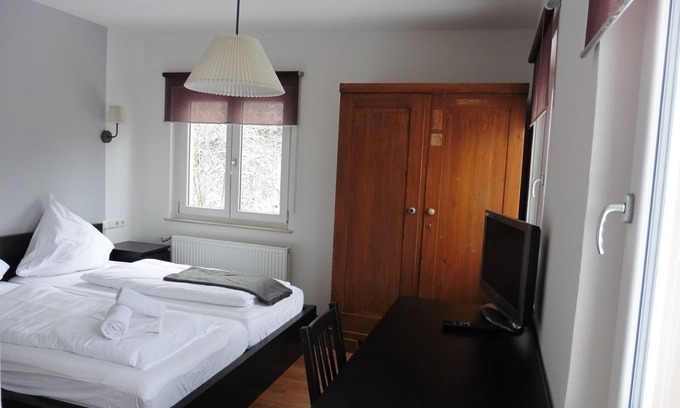 Horgenzell Apartment | Cozy Doppelzimmer with Essential Amenities & Pet Friendly