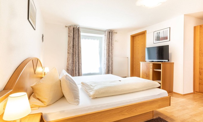 Endenburg Apartment | Cozy Doppelzimmer 3 with Balcony & Complimentary Breakfast