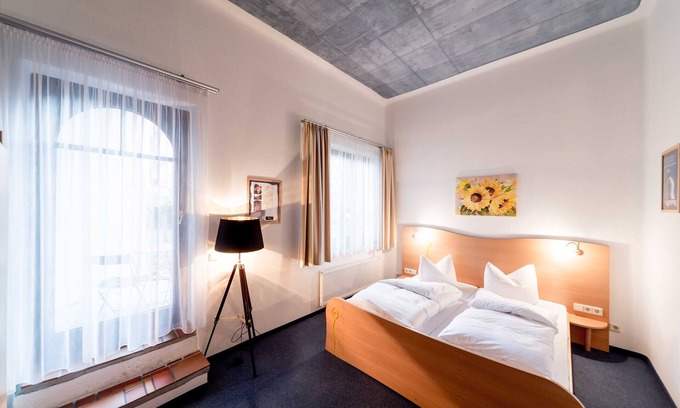 Magdeburg House | Cozy Terrace Room at Arthotel Magdeburg with Breakfast