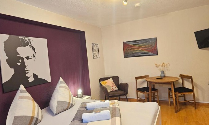 Zahringen House | Convenient Doppelzimmer with Shared Kitchen & Bath