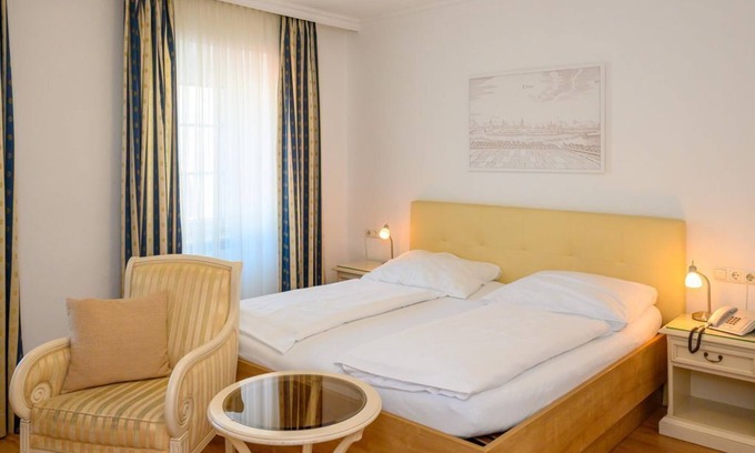 Enns House | Comfortable Doppelzimmer in Appartement-hotel GH Zum Goldenen Schiff
