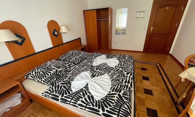Sudstadt Apartment | Cozy Double Room for 2 Guests in Nürnberg with Great Amenities