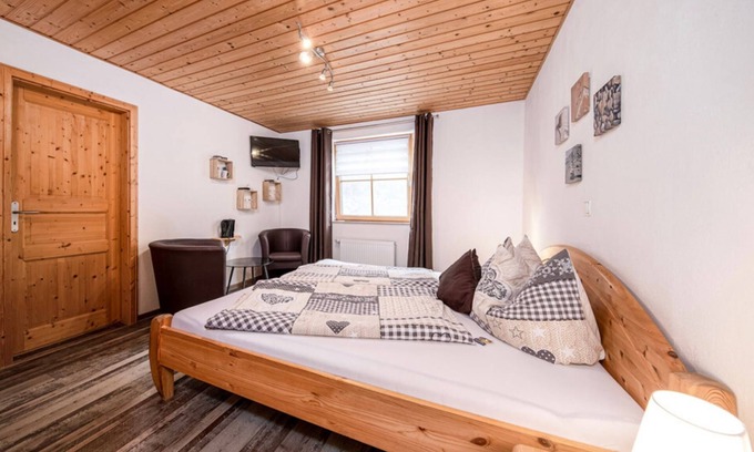 Tannheim Apartment | Relaxing Stay at Doppelzimmer - Haus Toskana Njualms