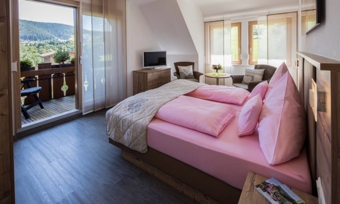 Tonbach Apartment | Inviting Double Room with Balcony and Breakfast Included