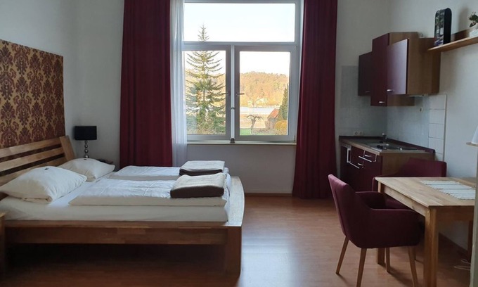 Moelln Bed & Breakfast | Doppelzimmer mit Seeblick - Pension Seeschlösschen