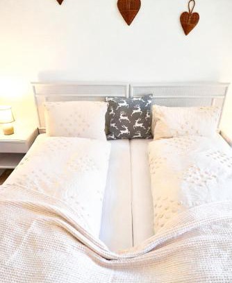 Darligen House | Cozy Room with Terrace and Pool Access for Your Getaway