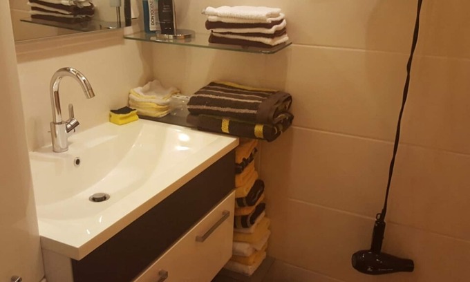Oberaula Apartment | Cozy Doppelzimmer Nr. 1 with Pool & Spa Access