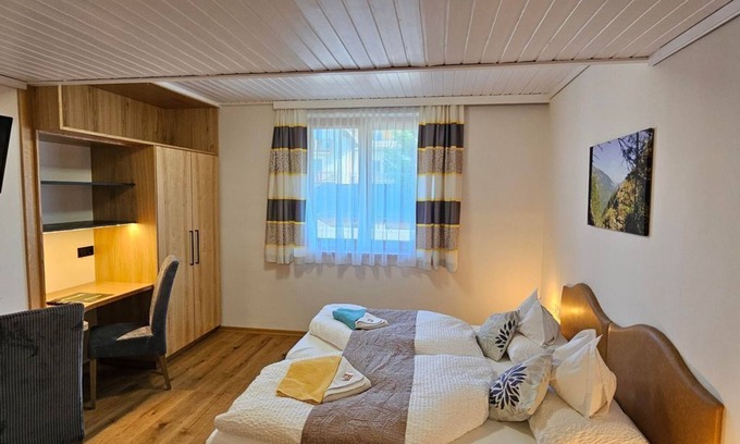 Seeboden Bed & Breakfast | Comfortable Doppelzimmer Reißeck with Indirect Balcony