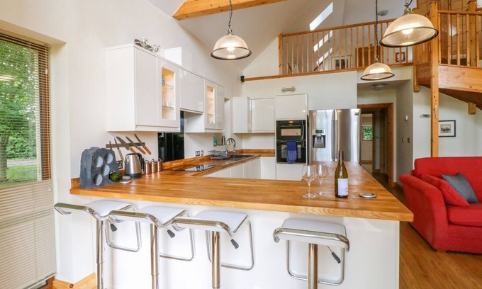 Thorpe On The Hill Cabin | Discover Dorado Lodge: Pet Friendly with Spa & Breakfast