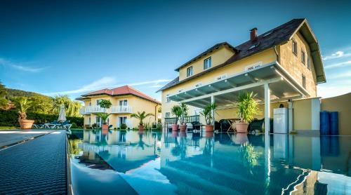 Maria Laach am Jauerling Hotel | Discover Dorf Hotel Grüner Baum: Oceanfront Retreat Awaits