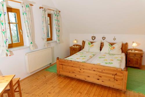 Sankt Kind Apartment | Discover Dorfhof Bauer: Pet-Friendly with Breakfast Included
