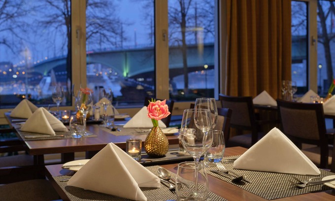 Zentrum Hotel | Welcoming Dorint Hotel Bonn: Pool, Spa & Breakfast Included