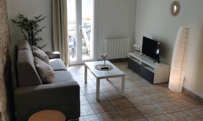 Ver-sur-Mer Apartment | Cozy Doris F4: Ocean View with Kitchen & Parking