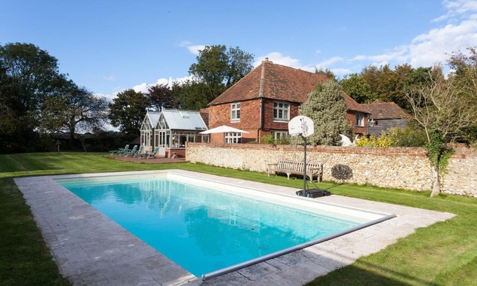 Ashford House | Pet and Child-Friendly Stay at Dormestone House by Bloom Stays