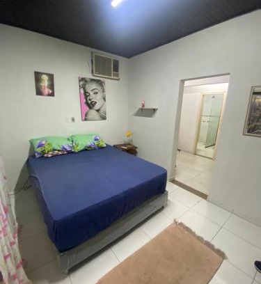 Asuncion House | Dormitorio con baño en Casa Residencial