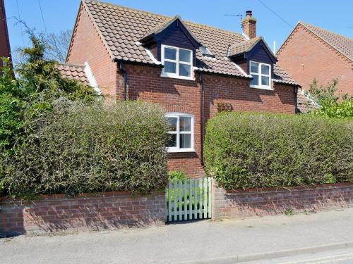Sea Palling House | Experience Comfort at Dormouse Cottage - 4-Star Retreat