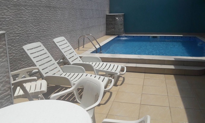 Parque Oasis House | Beach-Adjacent Dorms & Suite with Pool and Social Vibes