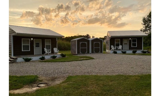 Carbon Hill House | Cozy Retreat: Tiny Home Near Ohio University with Breakfast
