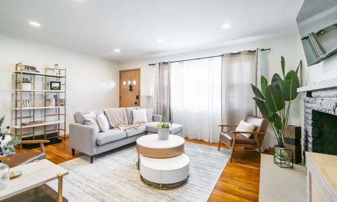 Columbus House | Pet-Friendly Dorothy Den: Boho Home with Breakfast & Garage
