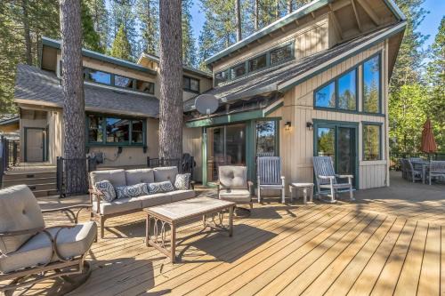 Groveland House | Discover Dos Pinos Lakefront Cabin with Game Room & Pool