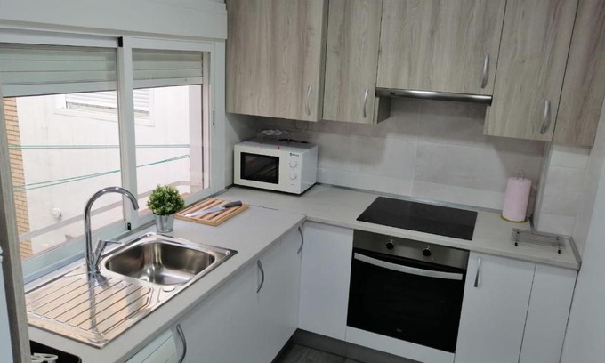 Romareda Apartment | Pet-Friendly Escape at Dos Torres Frodo with Free Parking