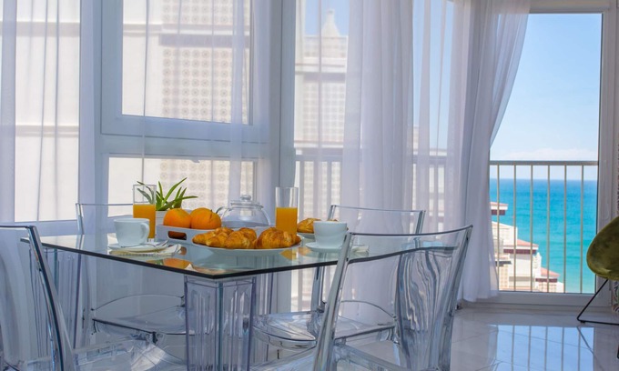 Faro de Cullera Apartment | Pet-Friendly Dosel Beach Apartment with Spa & Breakfast