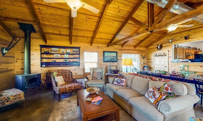 Fredericksburg House | Family-Friendly Doss Hideout Lodge for Relaxing Getaways